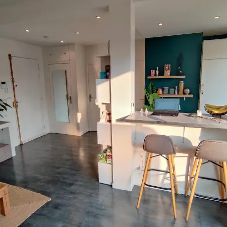 T2 Meuble Moderne, Dernier Etage Ascenseur, Centre Ville, Calme, Terrasse Sud Et Climatisation *